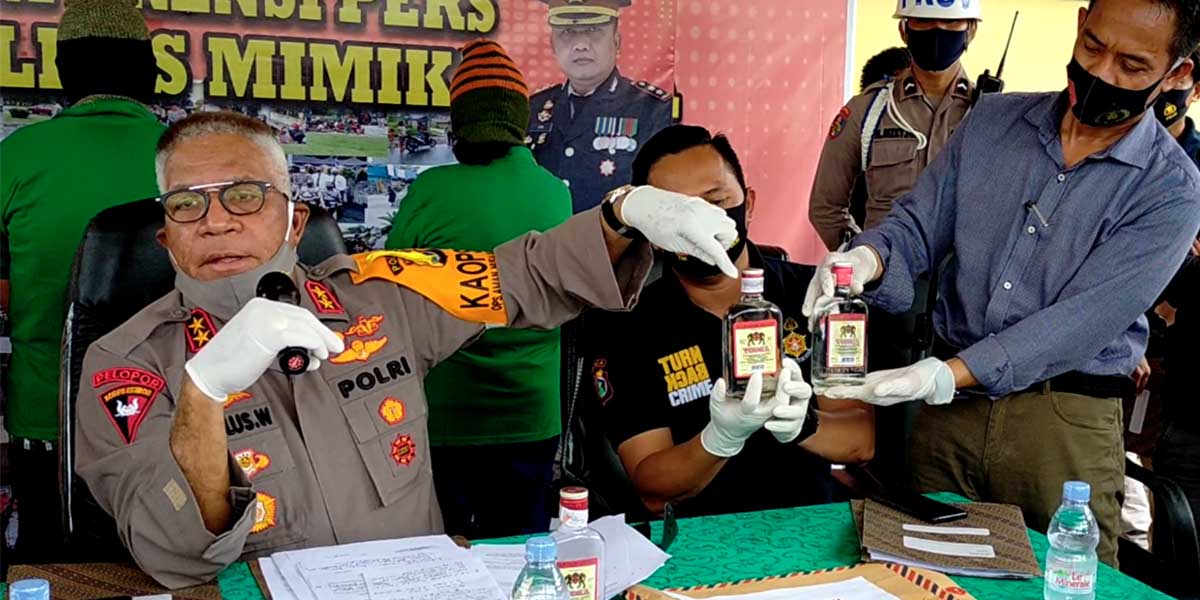 Kapolda Papua, Irjen Pol Paulus Waterpauw menunukkan kejanggalan fisik Vodka Mansion House yang tidak sesuai standar BPOM RI  pada press rilis di Kantor Pelayanan Masyarakat Polres Mimika Jalan Cenderawasih, Sabtu (15/08/2020).